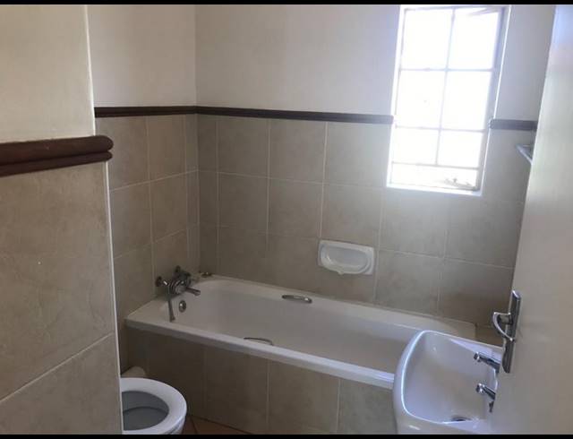 2 BEDROOM PROPERTY TO RENT IN MORELETAPARK